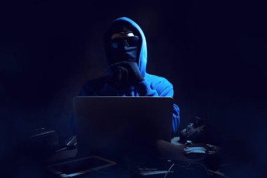 veri internet güvenliği hack ai kavramı sunucu ağ sistemine virüs bilgisayar saldırısı ile hacker adam terörist