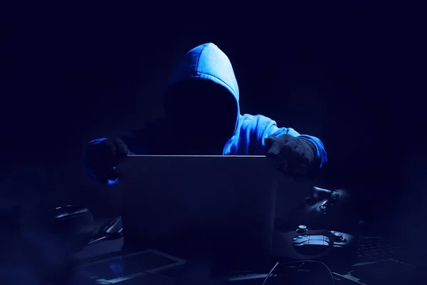 Hacker Mann Terrorist Mit Viren Computerangriff Auf Server Netzwerk System — Stockfoto