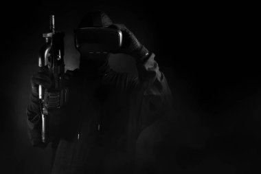 Elleri video cam kontrol cihazını tutan oyuncu elektronik ve oyuncak silahı Esport turnuvası konseptinde online ağ bağlantı teknolojisi cihazıyla oynamak için kullanıyor.