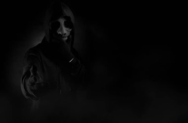 hacker adam veri internet güvenliği hack ai kavramı sunucu ağ sistemi online virüs bilgisayar saldırısı ile maske terörist giymek