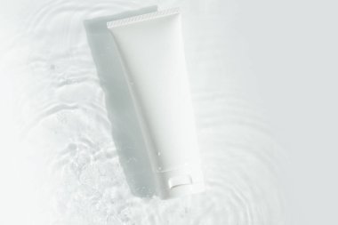 güzellik spa tıbbi cilt bakımı ve kozmetik losyon şişe krem ambalaj ürünü yaz su havuzu taze kavramı ile beyaz dekor arka plan