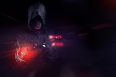 esport turnuva meydan okuma konseptionline ağ bağlantısı teknolojisi cihazı ile oyun oynamak için joystick denetleyicielektronik tutan el ile oyuncu çocuk