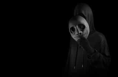 hacker adam veri internet güvenliği hack ai kavramı sunucu ağ sistemi online virüs bilgisayar saldırısı ile maske terörist giymek