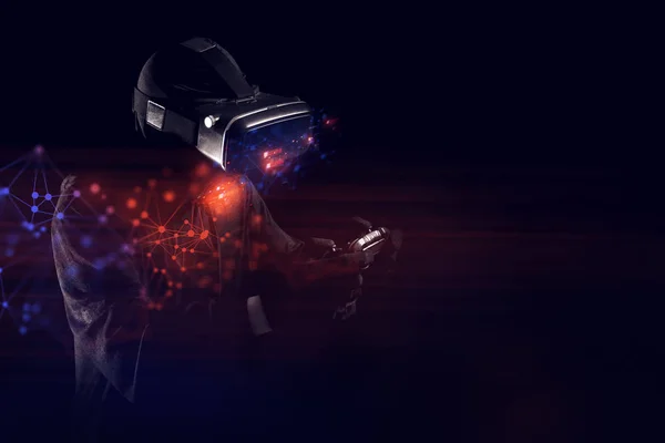 esport turnuva meydan okuma konseptinde online ağ bağlantısı teknolojisi cihazı ile oyun oynamak için vr ve joystick denetleyicielektronik tutan el ile oyuncu çocuk
