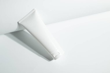 güzellik spa tıbbi cilt bakımı ve kozmetik losyon şişe krem ip ürün doktor sağlıklı kavramı ile beyaz dekor arka plan