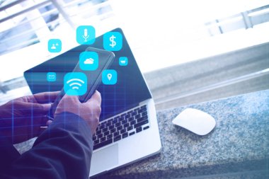 İş adamı ile veri bilgi simgesi, şehir merkezinde sosyal hizmet için dizüstü bilgisayar ağı internetini kullan, iş yönetimi ofisi çevrimiçi ai, dijital varlık güvenliği