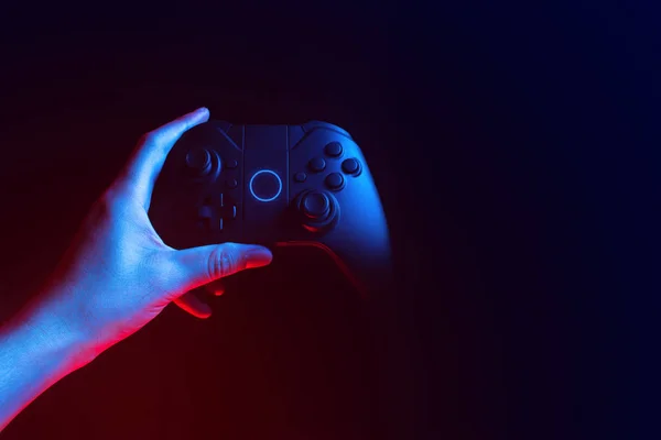 Gamer Boy Con Mano Sosteniendo Controlador Joystick Electrónico Para Jugar —  Fotos de Stock