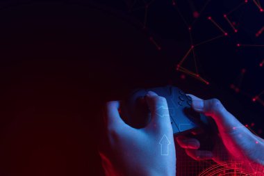 esport turnuva meydan okuma konseptionline ağ bağlantısı teknolojisi cihazı ile oyun oynamak için joystick denetleyicielektronik tutan el ile oyuncu çocuk