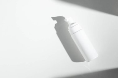 güzellik spa tıbbi cilt bakımı ve kozmetik losyon şişe krem ip ürün doktor sağlıklı kavramı ile beyaz dekor arka plan