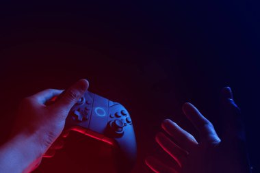 esport turnuva meydan okuma konseptionline ağ bağlantısı teknolojisi cihazı ile oyun oynamak için joystick denetleyicielektronik tutan el ile oyuncu çocuk