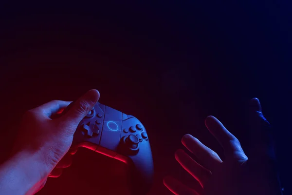 Gamer Boy Med Hand Hålla Joystick Controller Elektronisk För Att — Stockfoto