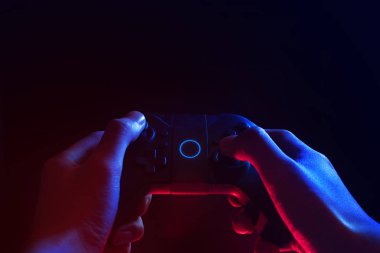 esport turnuva meydan okuma konseptionline ağ bağlantısı teknolojisi cihazı ile oyun oynamak için joystick denetleyicielektronik tutan el ile oyuncu çocuk