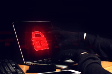 Bilgisayar korsanları, internet ve güvenlik hackleme sistemi konseptinde sunucu ağını çevrimiçi açmak için bilgisayar saldırısıyla teröristi ele verdi.