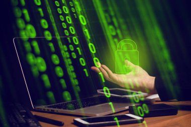 Telekom teknolojisi sunucusu konseptinde dizüstü bilgisayar ve akıllı telefon kullanarak internet sosyal ağına bağlanan iş adamı iletişimi, kişisel bilgilerin güvenlik gizliliği