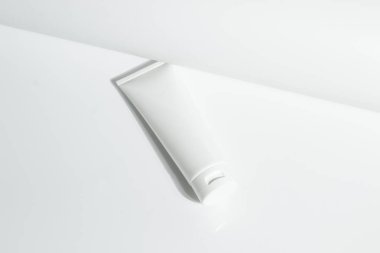 Taze güzellik spa tıbbi cilt bakım ve kozmetik krem sprey sprey şişe ambalaj ürünü beyaz dekor arka planda yaz mevsimi güneş ışığı ile