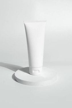 Taze güzellik spası tıbbi cilt bakımı ve kozmetik krem yüz kremi beyaz dekor arka planında yaz mevsimi güneş ışığı eşliğinde ambalaj ürünleri.