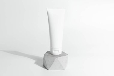 Taze güzellik spası tıbbi cilt bakımı ve kozmetik krem yüz kremi beyaz dekor arka planında yaz mevsimi güneş ışığı eşliğinde ambalaj ürünleri.