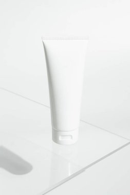 Taze güzellik spası tıbbi cilt bakımı ve kozmetik krem yüz kremi beyaz dekor arka planında yaz mevsimi güneş ışığı eşliğinde ambalaj ürünleri.