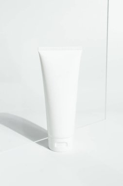 Taze güzellik kaplıcası tıbbi cilt bakımı ve kozmetik krem yüz tüpü beyaz dekor arka planında ambalaj ürünü yaz mevsimi güneşi ışığı