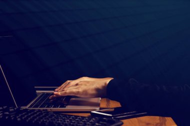 Telekom teknolojisi sunucusu konseptinde dizüstü bilgisayar ve akıllı telefon kullanarak internet sosyal ağına bağlanan iş adamı iletişimi, kişisel bilgilerin güvenlik gizliliği