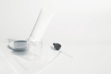 Taze güzellik kaplıcası tıbbi cilt bakımı ve kozmetik krem yüz tüpü beyaz dekor arka planında ambalaj ürünü yaz mevsimi güneşi ışığı