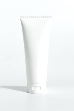 Güzellik spası tıbbi cilt bakımı ve beyaz dekor arka planında kozmetik krem şişesi ambalajı 
