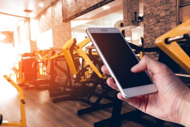 Sporcunun eli akıllı telefon uygulama eğitmeni sağlıklı konsept için vücut egzersizi yapıyor.