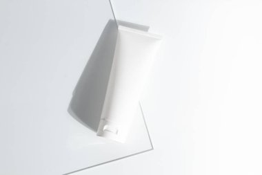 Güzellik spası tıbbi cilt bakımı ve beyaz dekor arka planında kozmetik krem şişesi ambalajı 