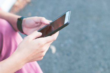 Kadın GPS haritası için akıllı telefon ağı kullanıyor. Doğa uçurumunda macera seyahatinde konum arıyor. Sırt çantası dağlara gidiyor.