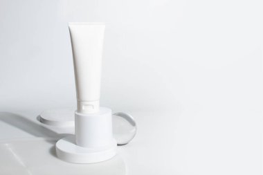 Güzellik tedavisi medikal cilt bakımı ve kozmetik krem serumu yağ taklit şişe ambalajlama ürünleri sağlık ve tıp alanında beyaz dekor üzerine 