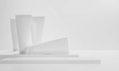 Güzellik tedavisi tıbbi cilt losyonu krem serumu sahte şişe ambalajlama ürünü sağlık hizmetleri ilaç alanında arka planda, 3D illüstrasyon