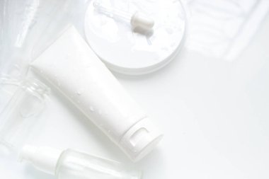 Güzellik tedavisi medikal cilt bakımı ve kozmetik krem serumu yağ taklit şişe ambalajlama ürünleri sağlık ve tıpta arka plan suyu üzerinde 