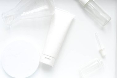 Güzellik tedavisi medikal cilt bakımı ve kozmetik krem serumu yağ taklit şişe ambalajlama ürünleri sağlık ve tıpta arka plan suyu üzerinde 