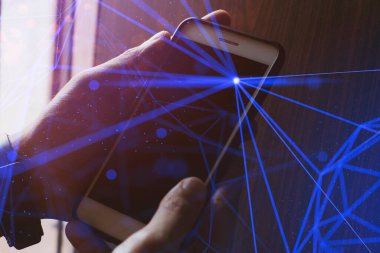 Sosyal ağ bant genişliği dijital internete bağlanmak için ekrandaki akıllı telefon aygıtına işadamı eli değmesi 