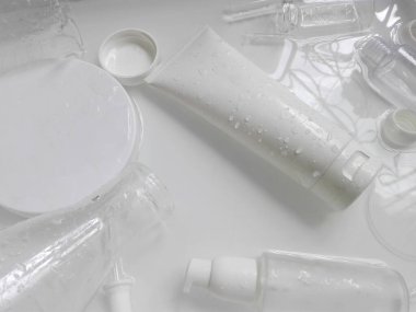 Güzellik tedavisinde tıbbi cilt bakımı ve kozmetik krem serumu yağ taklit şişesi ambalaj ürünleri sağlık ve tıp alanında su sıçratma geçmişi 