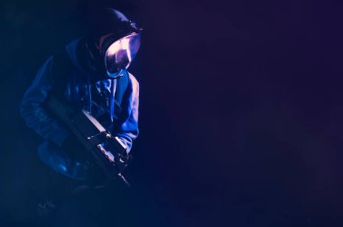 Oyuncu Esport 'ta çevrimiçi ağ bağlantısı teknolojisiyle oynamak için vr veya ar denetleyici elektronik giyer 