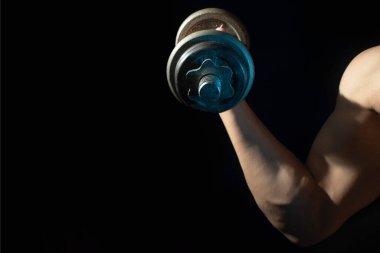 Spor salonunda kas adam egzersizi, sağlıklı ağırlık antrenmanı, vücut geliştirme sporu.