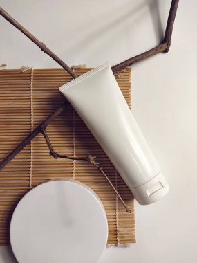 Güzellik tedavisinde tıbbi cilt bakımı ve kozmetik krem serumu yağ taklit şişesi ambalaj ürünleri sağlık ve tıp alanında su sıçratma geçmişi 