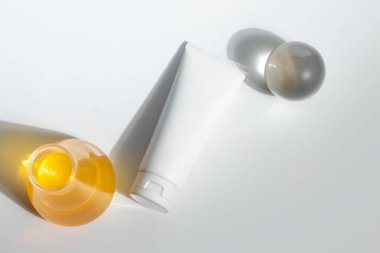 Güzellik tedavisinde tıbbi cilt bakımı ve kozmetik krem serumu yağ taklit şişesi ambalaj ürünleri sağlık ve tıp alanında su sıçratma geçmişi 