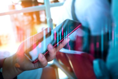 kız parmak dokunuşu ekrandaki akıllı telefon cihazı ağ teknolojisini bağlamak için, para dolar çevrimiçi ticaret grafiği için