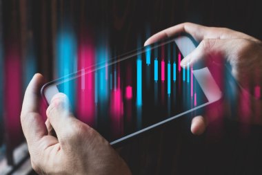 Çevrimiçi ticaret ağı teknolojisi internet ve mobil uygulama için ekranda akıllı telefon aygıtına işadamı eli değmesi