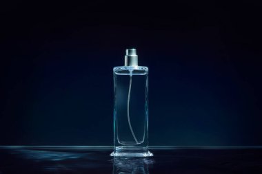 Kozmetik parfüm aromatik serum yağ taklit şişe cam ambalajı ürün su sıçratma arka planda yaz günbatımı ışık deniz ve tatil kavramı
