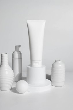 Güzellik tedavisinde tıbbi cilt kremi serumu sahte şişe ambalajlama ürünü beyaz dekor üzerine sağlık ilaçlarında 