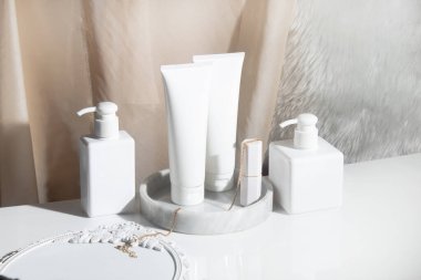 Güzellik tedavisinde tıbbi cilt kremi serumu sahte şişe ambalajlama ürünü beyaz dekor üzerine sağlık ilaçlarında 