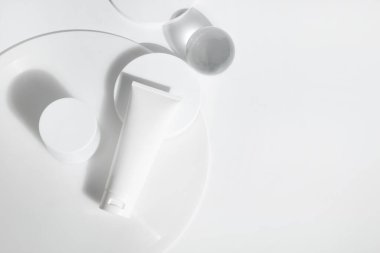 Güzellik tedavisinde tıbbi cilt kremi serumu sahte şişe ambalajlama ürünü beyaz dekor üzerine sağlık ilaçlarında 