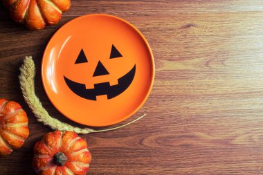 Cadılar Bayramı 'nda Cadılar Bayramı' nda korkunç komik hayalet. Oyuncak dekor dekorasyonu ve sonbahar festivali ve balkabağı konseptiyle kutlama partisini kutluyor.