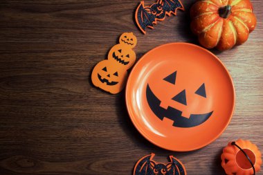 Cadılar Bayramı 'nda Cadılar Bayramı' nda korkunç komik hayalet. Oyuncak dekor dekorasyonu ve sonbahar festivali ve balkabağı konseptiyle kutlama partisini kutluyor.