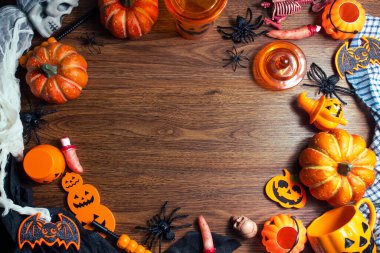 Cadılar Bayramı 'nda Cadılar Bayramı' nda korkunç komik hayalet. Oyuncak dekor dekorasyonu ve sonbahar festivali ve balkabağı konseptiyle kutlama partisini kutluyor.