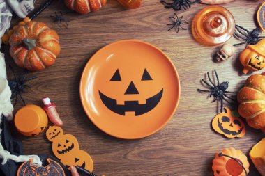 Cadılar Bayramı 'nda Cadılar Bayramı' nda korkunç komik hayalet. Oyuncak dekor dekorasyonu ve sonbahar festivali ve balkabağı konseptiyle kutlama partisini kutluyor.