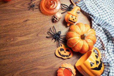 Cadılar Bayramı 'nda Cadılar Bayramı' nda korkunç komik hayalet. Oyuncak dekor dekorasyonu ve sonbahar festivali ve balkabağı konseptiyle kutlama partisini kutluyor.